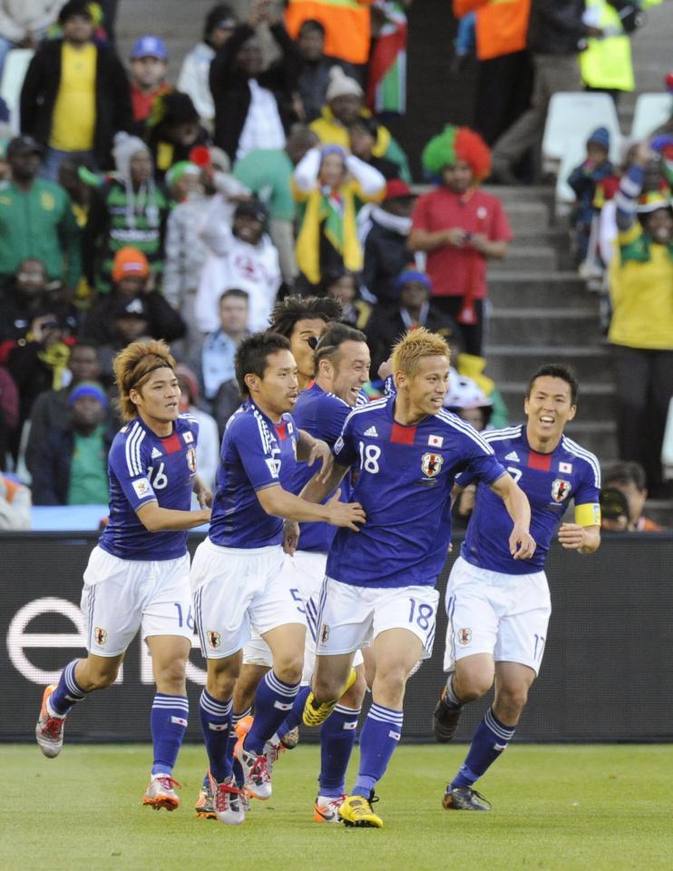 　２０１０年南アフリカ大会のカメルーン戦、先制ゴールを決めた本田（１８）を祝福する（左から）大久保、長友、闘莉王、長谷部（共同）