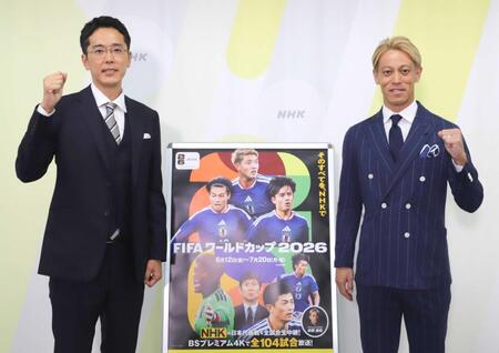 　本田圭佑（右）と小宮山晃義アナウンサー