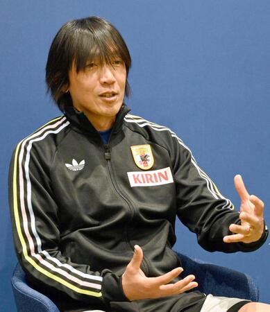 　取材に応じるサッカー日本代表の中村俊輔コーチ＝１７日、千葉市