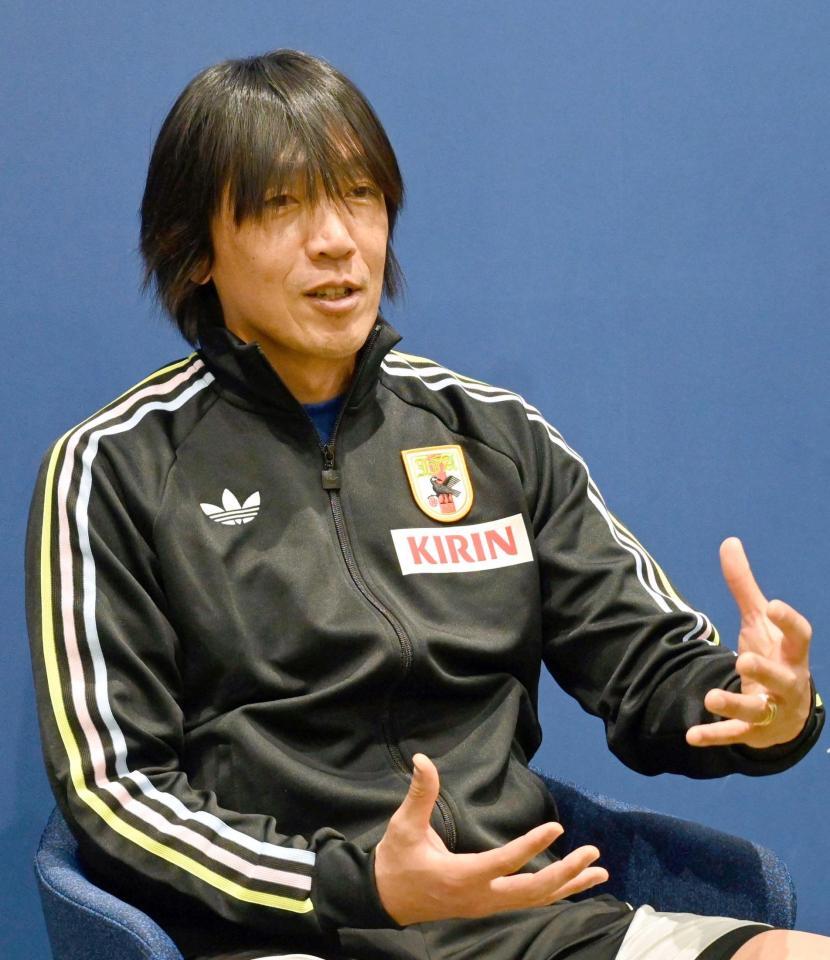 　取材に応じるサッカー日本代表の中村俊輔コーチ＝１７日、千葉市