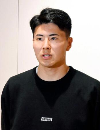 　帰国し取材に応じる鈴木淳之介