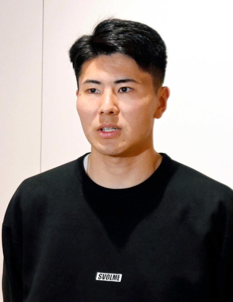 　帰国し取材に応じる鈴木淳之介