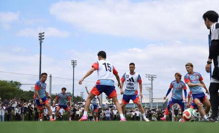 大勢のファンが見守る中、ミニゲームをする長友佑都（左）、吉田麻也（中央）ら日本代表イレブン（撮影・伊藤笙子）