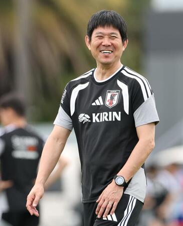練習中、笑顔を見せる日本代表・森保一監督（撮影・伊藤笙子）
