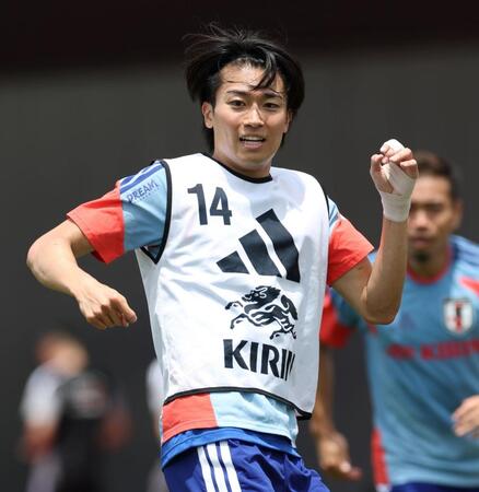 左手にテーピングをして練習に参加した中村敬斗（撮影・伊藤笙子）