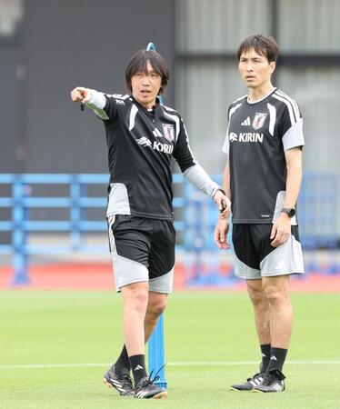 選手に指示を出す日本代表・中村俊輔コーチ（左）（撮影・伊藤笙子）