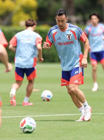練習初日から精力的に動く吉田麻也（撮影・伊藤笙子）