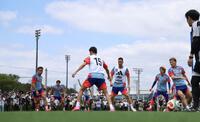 大勢のファンが見守る中、ミニゲームをする長友佑都（左）、吉田麻也（中央）ら日本代表イレブン（撮影・伊藤笙子）