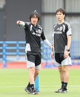 選手に指示を出す日本代表・中村俊輔コーチ（左）（撮影・伊藤笙子）