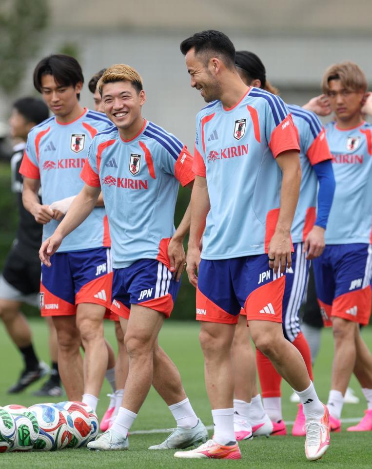 練習初日、笑顔を見せる堂安律（左）と吉田麻也（撮影・伊藤笙子）