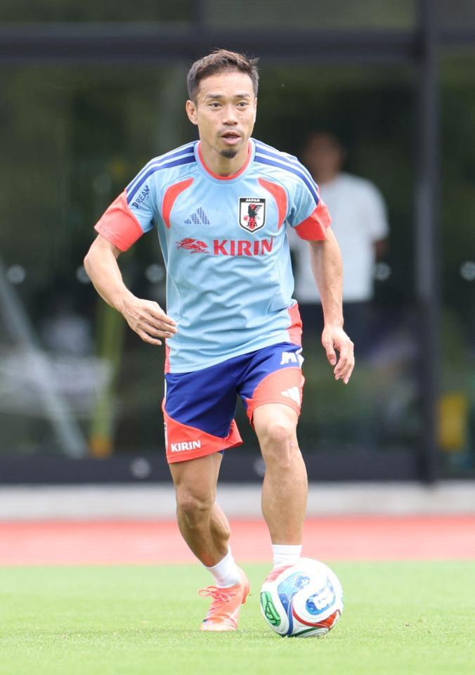 練習初日から精力的に動く長友佑都（撮影・伊藤笙子）