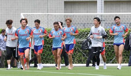 　はだしでランニングする吉田（左から２人目）ら日本代表イレブン（撮影・伊藤笙子）