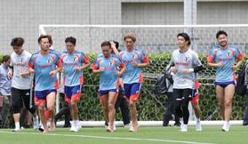 　はだしでランニングする吉田（左から２人目）ら日本代表イレブン（撮影・伊藤笙子）