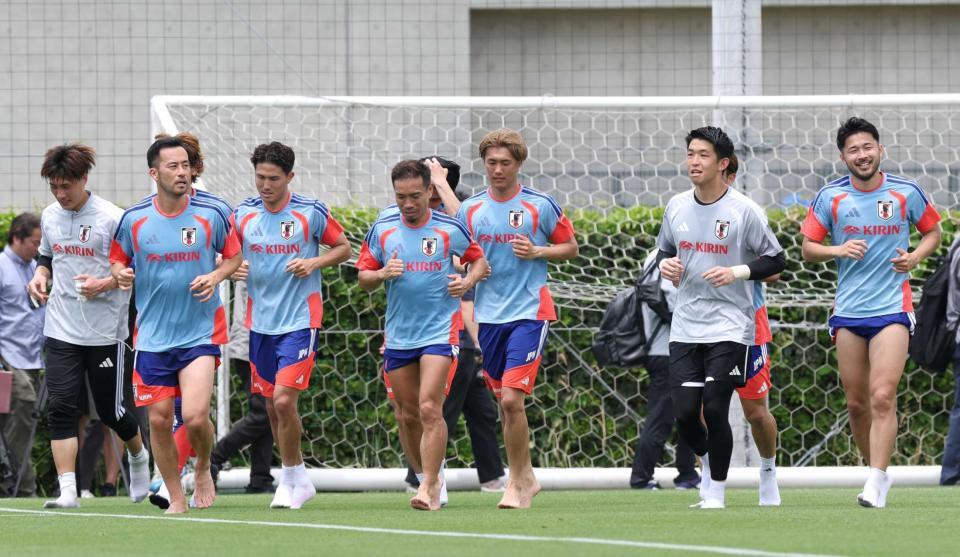 　はだしでランニングする吉田（左から２人目）ら日本代表イレブン（撮影・伊藤笙子）