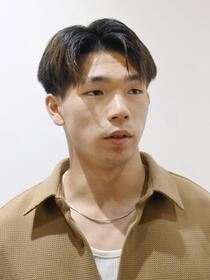 　帰国し取材に応じる塩貝健人＝27日、羽田空港