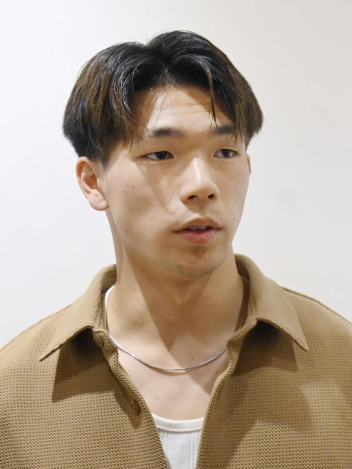 　帰国し取材に応じる塩貝健人＝27日、羽田空港