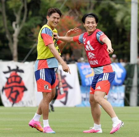 渡辺（左）と笑顔の上田