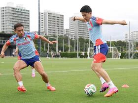 長友（左）と競り合う遠藤（撮影・金田祐二）
