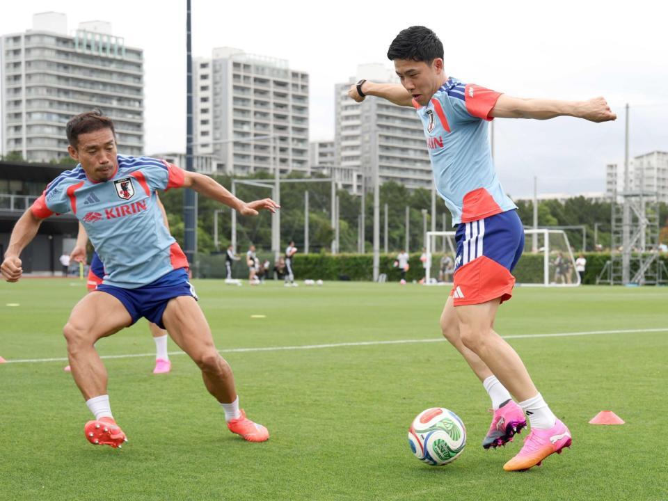 長友（左）と競り合う遠藤（撮影・金田祐二）