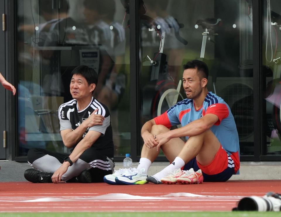 練習後、和やかに話し込む森保一監督（左）と吉田麻也＝２８日