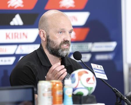 会見をするアイスランド代表　アルナル・グンラウグソン監督（撮影・中田匡峻）