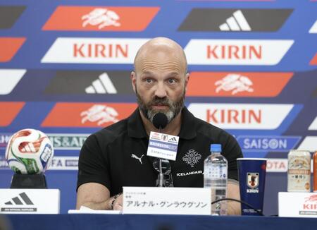 会見をするアイスランド代表　アルナル・グンラウグソン監督（撮影・中田匡峻）