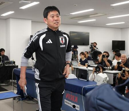 会見を終え、引き揚げる日本代表・森保一監督（撮影・中田匡峻）