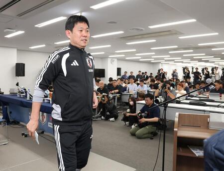 会見を終え、引き揚げる日本代表・森保一監督（撮影・中田匡峻）