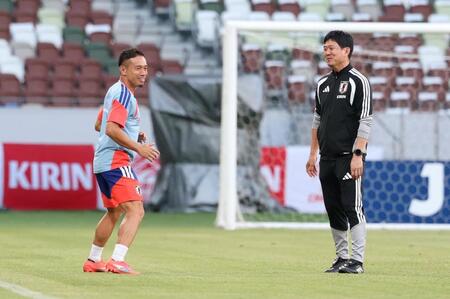 森保一監督（右）と話す長友佑都（撮影・中田匡峻）