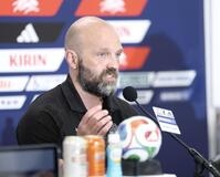 会見をするアイスランド代表　アルナル・グンラウグソン監督（撮影・中田匡峻）