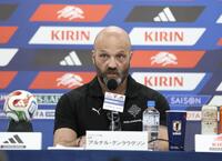 会見をするアイスランド代表　アルナル・グンラウグソン監督（撮影・中田匡峻）