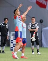 両手を広げる吉田麻也（手前）と笑顔を見せる長友佑都（撮影・中田匡峻）