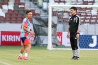 森保一監督（右）と話す長友佑都（撮影・中田匡峻）