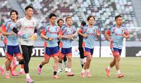 ランニングを始める（右から）長友佑都、久保建英、堂安律、遠藤航ら（撮影・中田匡峻）