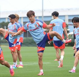 　チームに合流し、調整する久保（撮影・佐々木彰尚）