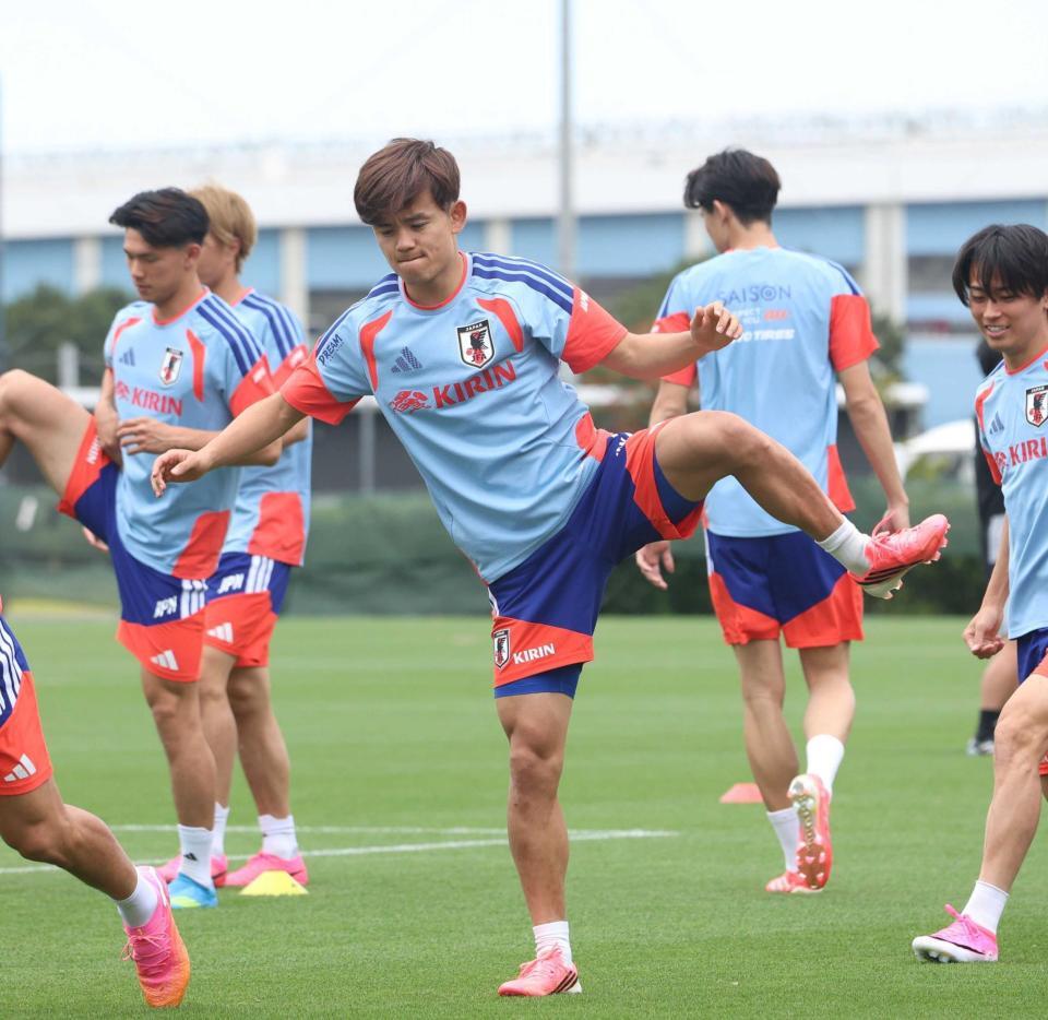 　チームに合流し、調整する久保（撮影・佐々木彰尚）