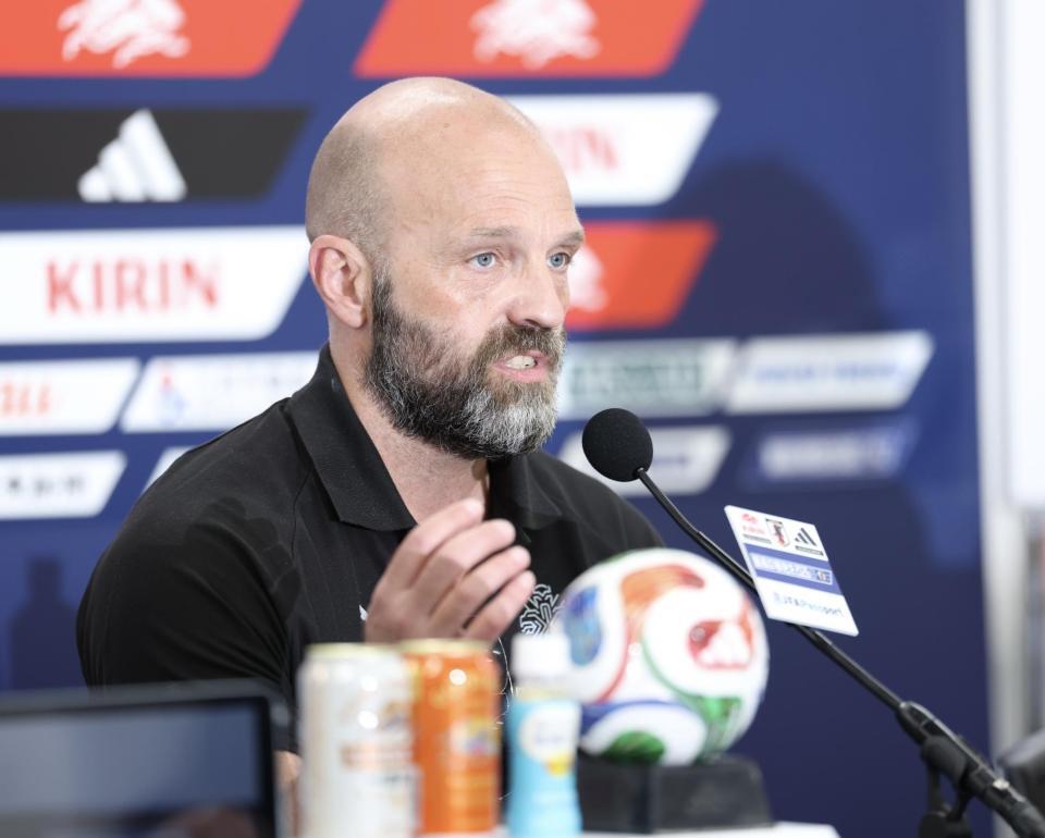 会見をするアイスランド代表　アルナル・グンラウグソン監督（撮影・中田匡峻）