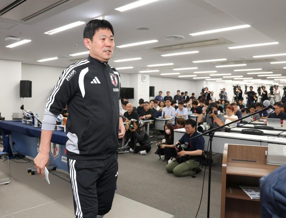 会見を終え、引き揚げる日本代表・森保一監督（撮影・中田匡峻）