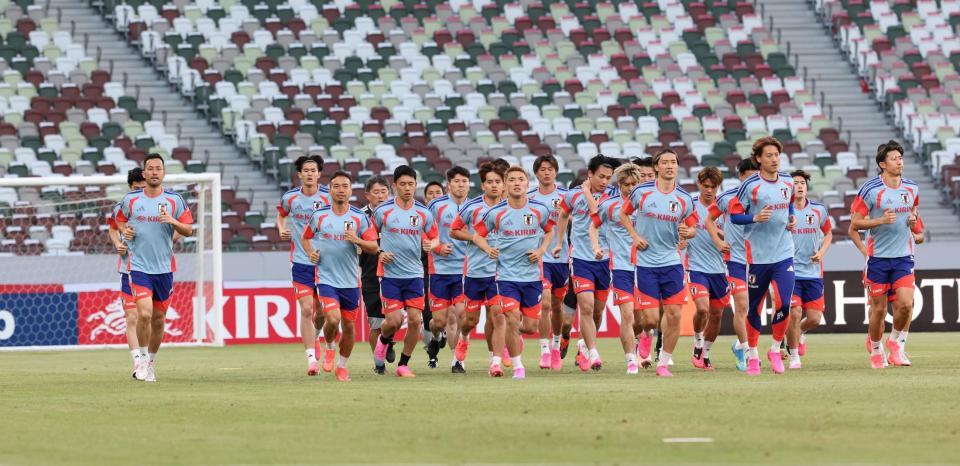 ランニングをする吉田麻也（左端）ら日本代表イレブン（撮影・中田匡峻）
