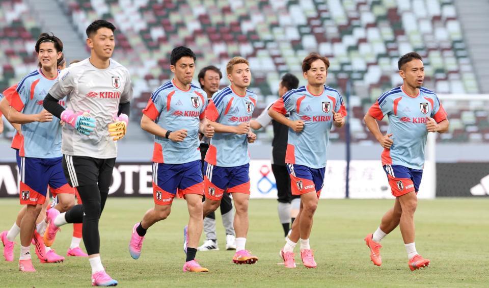 ランニングを始める（右から）長友佑都、久保建英、堂安律、遠藤航ら（撮影・中田匡峻）