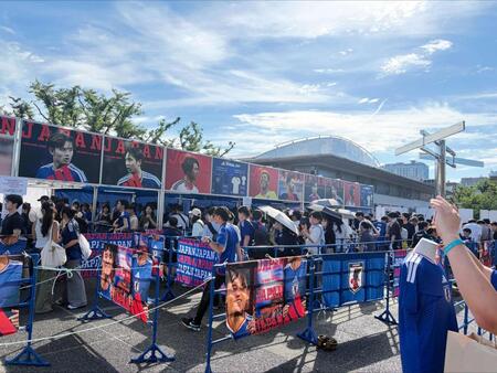 アディダスの会場公式ショップにはレプリカユニホームを求め長打の列ができた