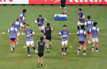 試合前のウォーミングアップをする吉田麻也（２２）ら日本代表イレブン（撮影・棚橋慶太）