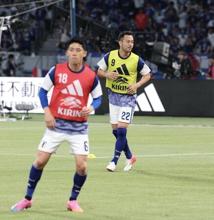 スタメン出場する吉田麻也（奥）と遠藤航（撮影・中田匡峻）