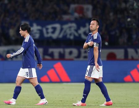 前半、交代となる吉田麻也（右）＝撮影・中田匡峻
