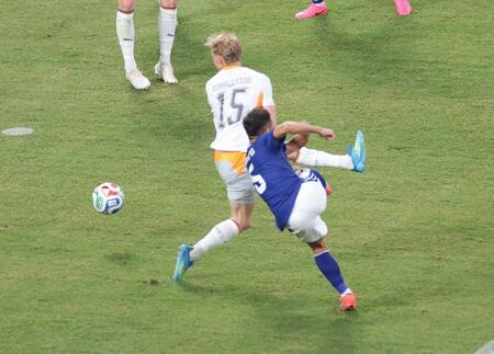 後半、シュートを放つ長友佑都（右）＝撮影・棚橋慶太