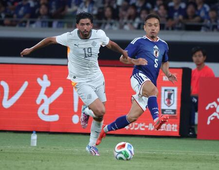 後半、競り合う長友佑都（撮影・金田祐二）