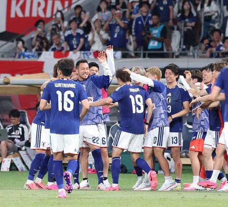 後半、先制ゴールを決めた小川航基（１９）を迎える吉田麻也ら日本代表イレブン（撮影・中田匡峻）
