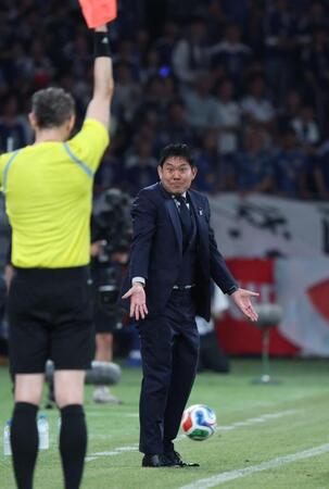 審判にアピールする森保一監督（撮影・金田祐二）