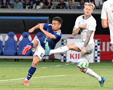 後半、ゴールを狙う長友