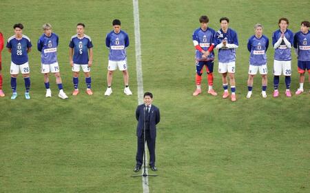 試合後にあいさつする森保一監督（撮影・棚橋慶太）